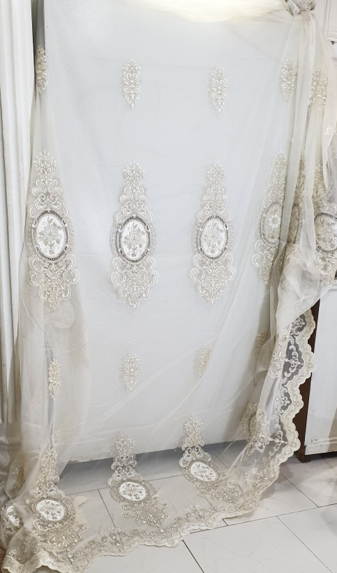 پارچه پرده تور گلدوزی سلطنتی گل مخمل مروارید دوزی بومونتی کد chu371
