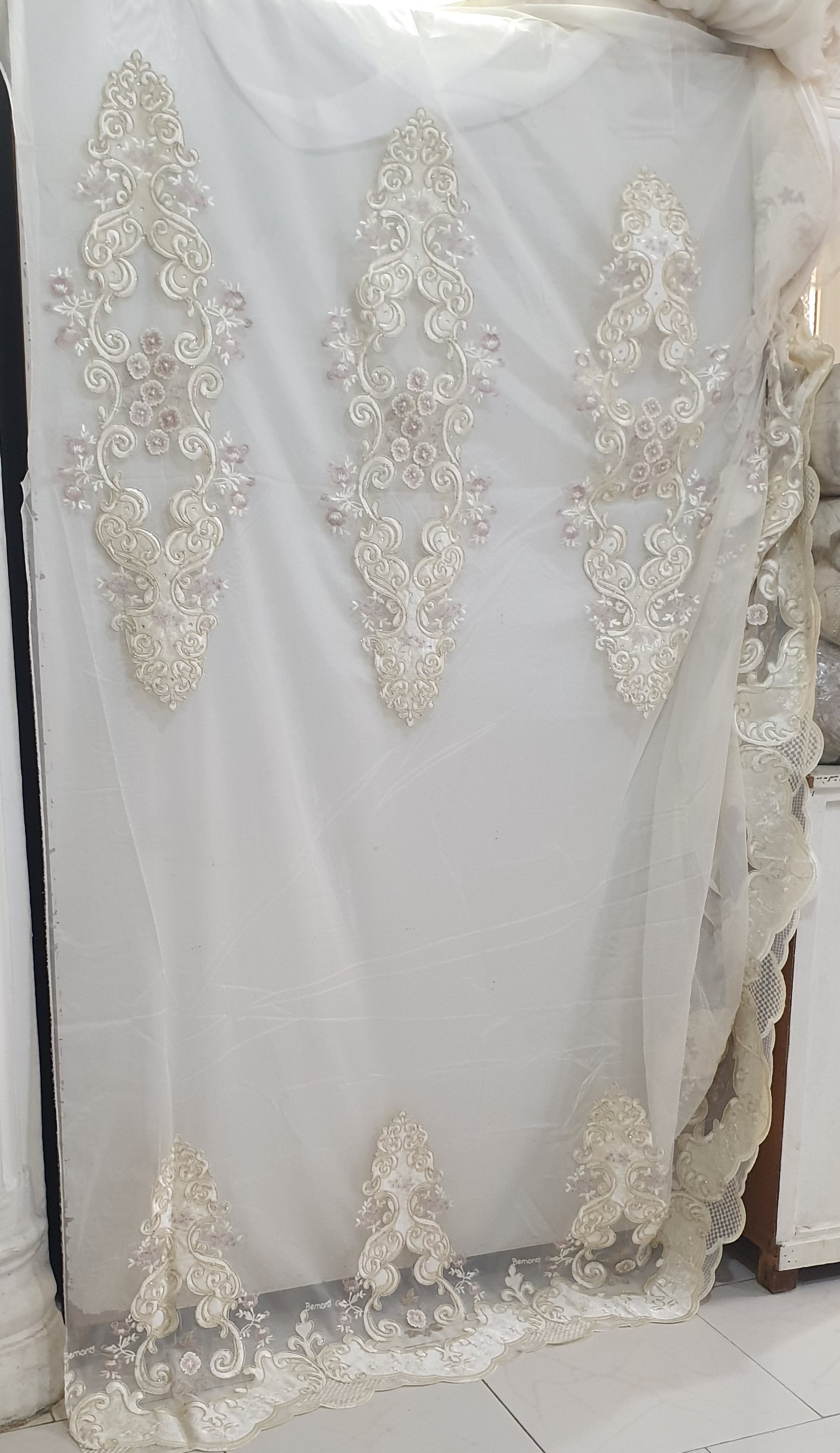 پارچه پرده تور گلدوزی گل مخمل سلطنتی بومونتی کد360