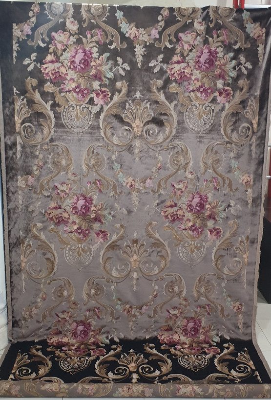 پارچه پرده مخمل گلدوزی سالونی کلاسیک سلطنتی بومونتی کد1620