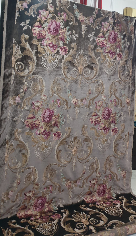 پارچه پرده مخمل گلدوزی سالونی کلاسیک سلطنتی بومونتی کد1620