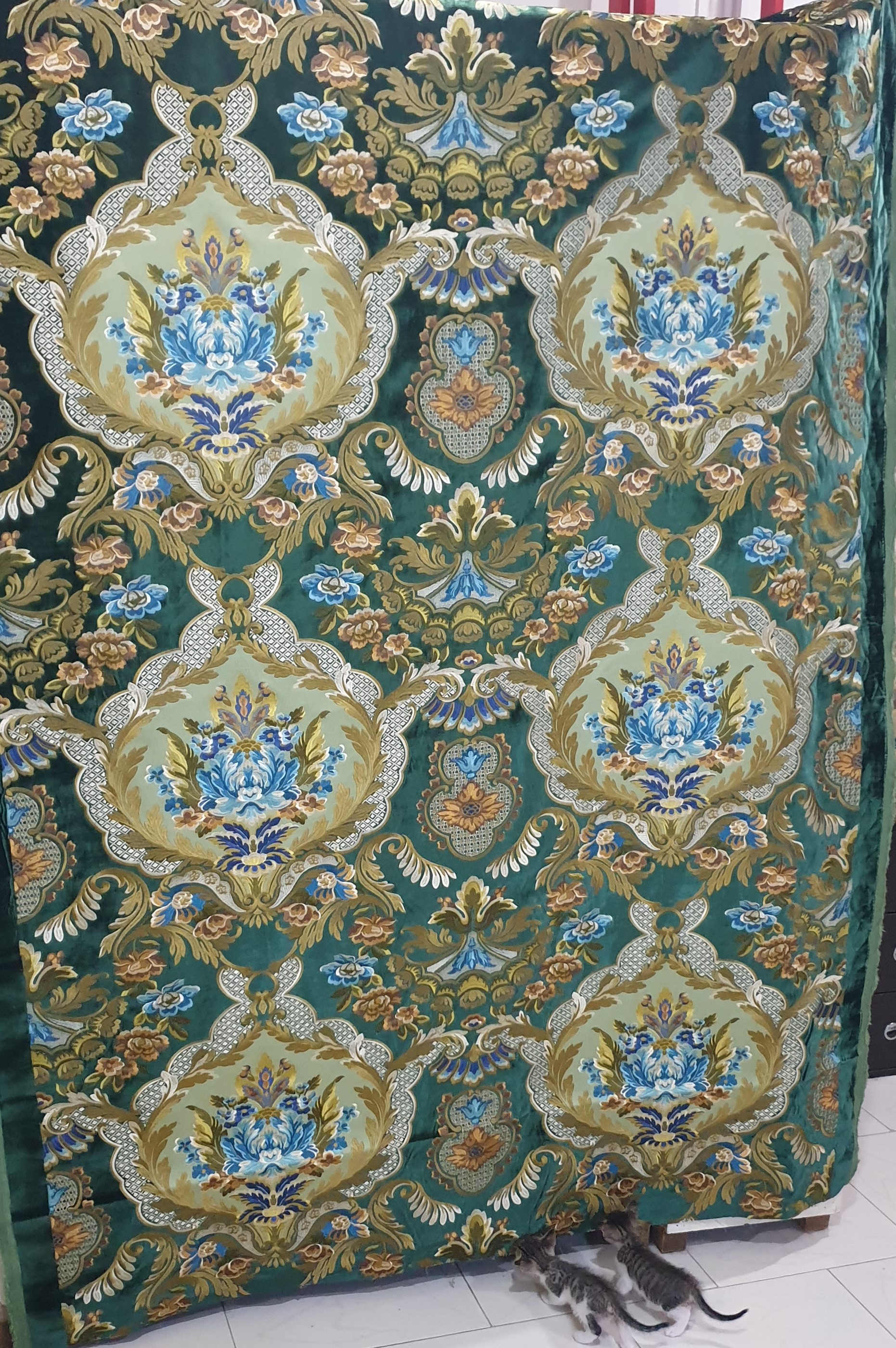پارچه پرده مخمل گلدوزی گل درشت مجلسی گل ساتن بومونتی کد 1655