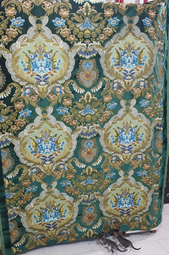 پارچه پرده مخمل گلدوزی گل درشت مجلسی گل ساتن بومونتی کد 1655