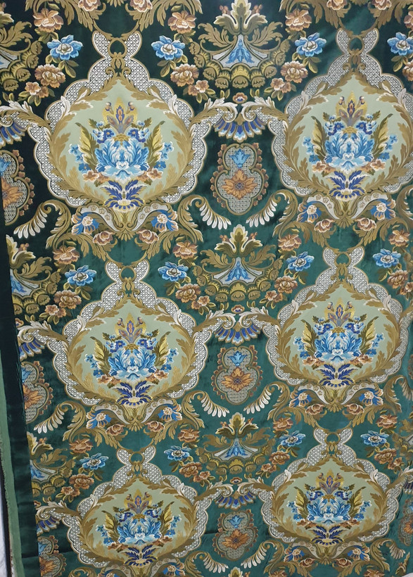 پارچه پرده مخمل گلدوزی گل درشت مجلسی گل ساتن بومونتی کد 1655