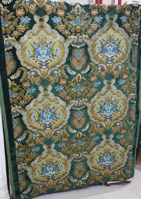پارچه پرده مخمل گلدوزی گل درشت مجلسی گل ساتن بومونتی کد 1655