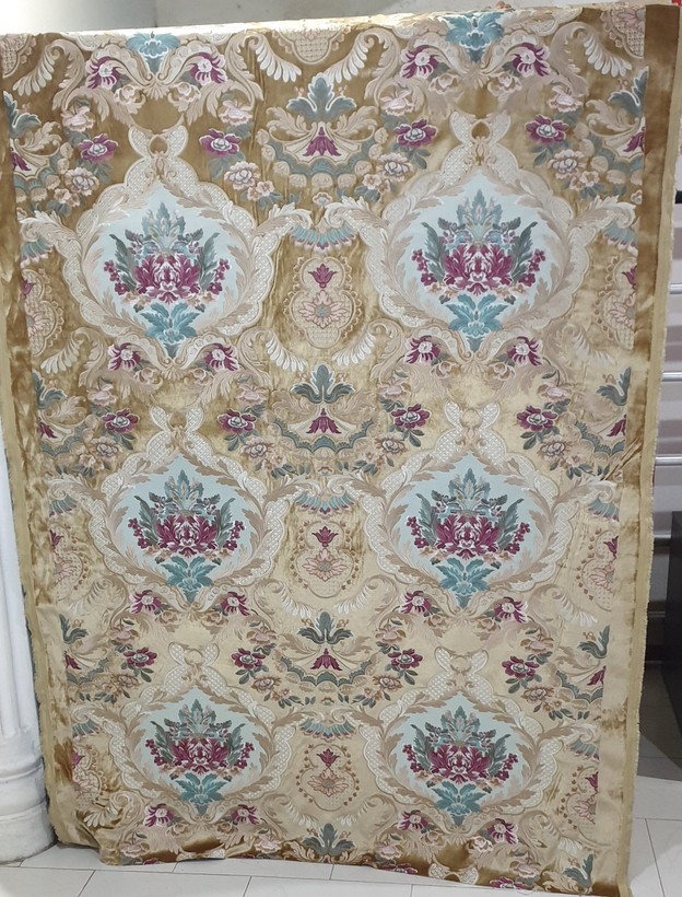 پارچه پرده مخمل گلدوزی گل درشت مجلسی گل ساتن بومونتی کد 1655