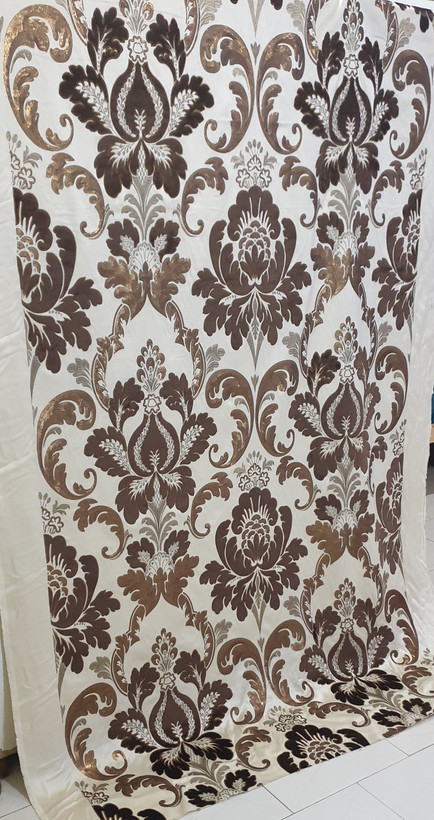 پارچه پرده ساتن گلدوزی طرح قابی سنگین با گل مخمل و پولک دوزی شده بومونتی کد7315