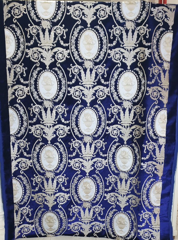پارچه پرده مخمل گلدوزی شده با گل ساتن سلطنتی و پرکار بومونتی کد8058