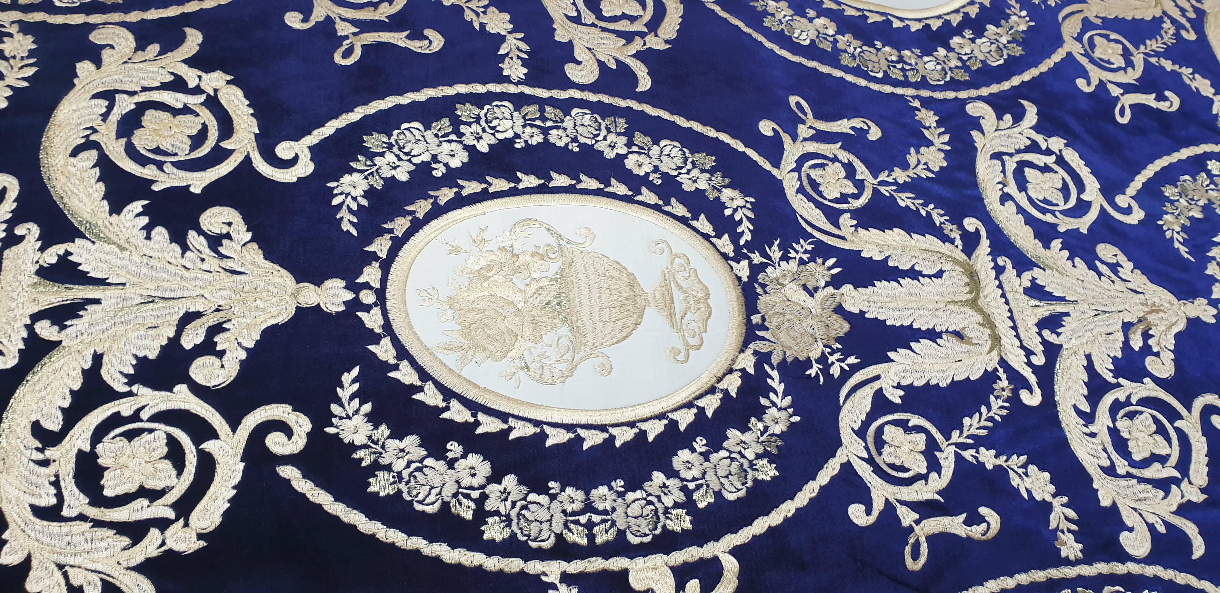 پارچه پرده مخمل گلدوزی شده با گل ساتن سلطنتی و پرکار بومونتی کد8058