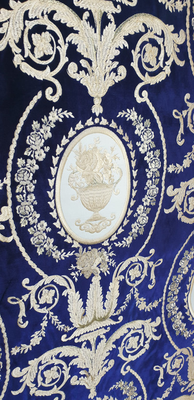 پارچه پرده مخمل گلدوزی شده با گل ساتن سلطنتی و پرکار بومونتی کد8058