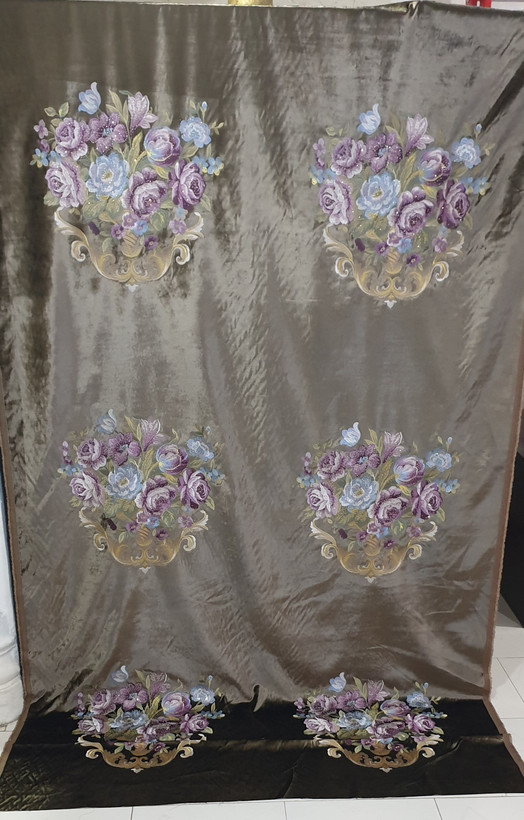 پارچه پرده مخمل گلدوزی گل درشت نگین دار سلطنتی سالونی بومونتی کد8112