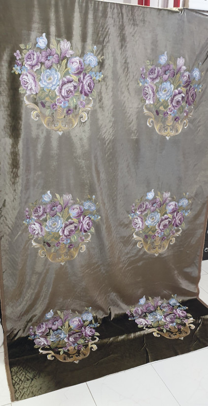 پارچه پرده مخمل گلدوزی گل درشت نگین دار سلطنتی سالونی بومونتی کد8112