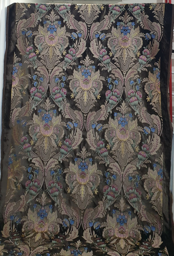 پارچه پرده مخمل گلدوزی سلطنتی و سنگین سالونی بومونتی کد 8216