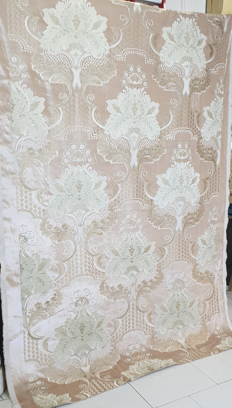 مخمل گلدوزی سنگین کلاسیک گل درشت نگین دار با گل ساتن کد7351