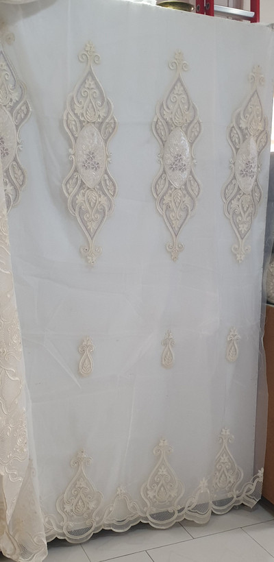 پرده تور گلدوزی سنگین گل درشت قیطون دوزی،مروارید دوزی با گل مخمل دالبر دار کدv2